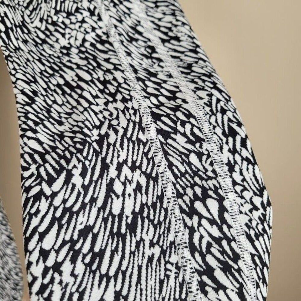 Athleta Size XS Ultimate Stash Textured 7/8 Tight Leggings Tailwind Black White - Picture 8 of 12